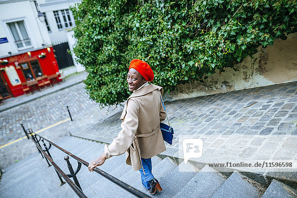 Junge Frau in Paris beim Treppensteigen