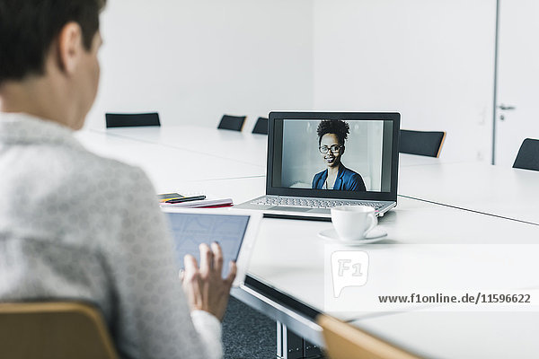 Geschäftsfrau mit Videokonferenz im Büro