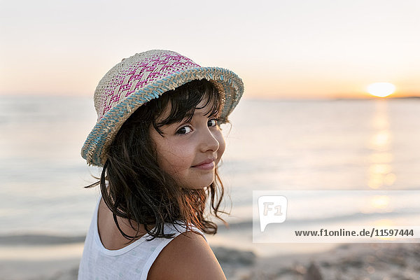 Spanien  Menorca  Portrait des Mädchens am Strand bei Sonnenuntergang