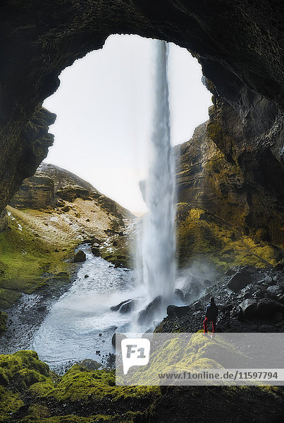 Island  Person steht vor dem Kvernufoss Wasserfall