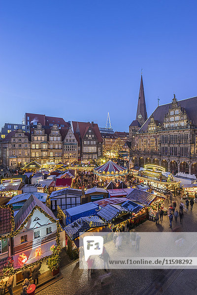 Deutschland  Bremen  Weihnachtsmarkt auf dem Marktplatz am Abend von oben gesehen
