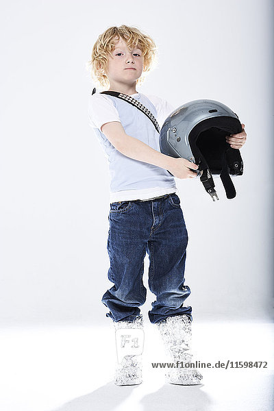 Porträt eines als Raumfahrer verkleideten Jungen