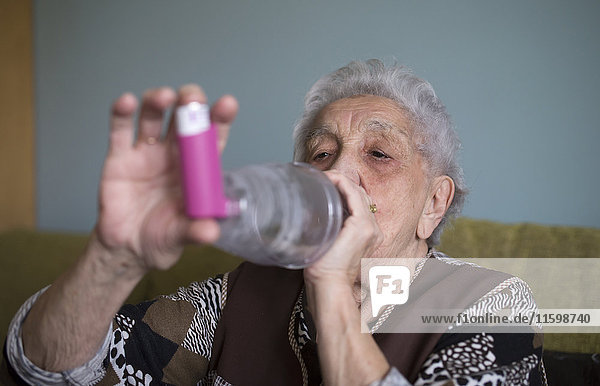 Seniorin mit Inhalator zu Hause
