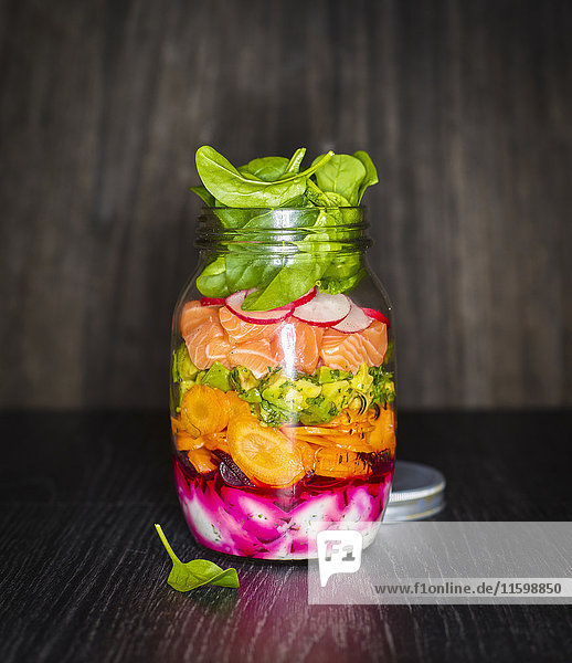 Einmachglas Salat mit Gemüse und Lachs