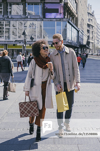 Glückliches Paar beim Einkaufen in der Stadt