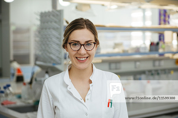Porträt eines lächelnden Laboranten im Labor