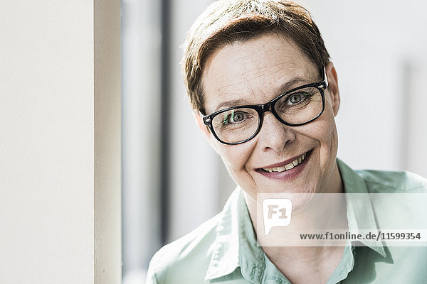 Porträt einer lächelnden Geschäftsfrau mit Brille