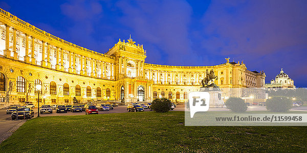 Österreich  Wien  Hofburg  Nationalbibliothek  Papyrusmuseum  Denkmal Prinz Eugen bei Nacht