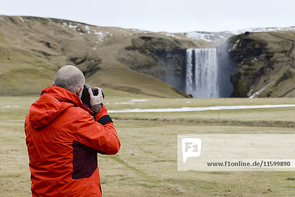 Island  Fotograf am Skogafoss Wasserfall