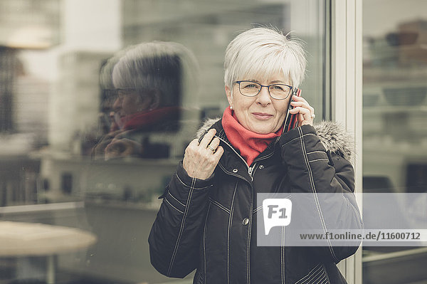 Porträt einer älteren Frau am Telefon