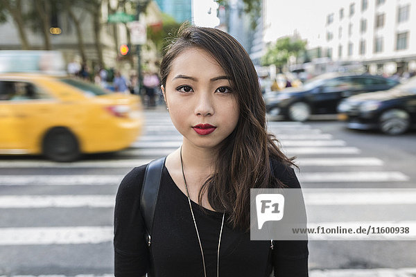 USA  New York City  Manhattan  Porträt einer ernsthaft aussehenden jungen Frau