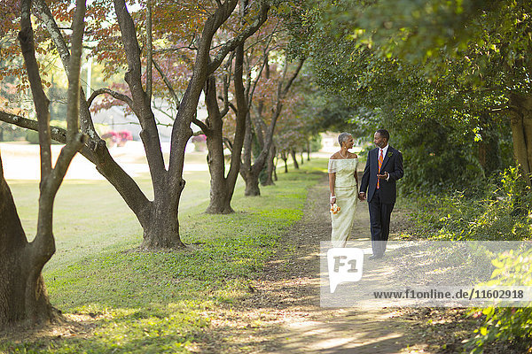 Schwarzes Paar geht auf einem Weg im Park