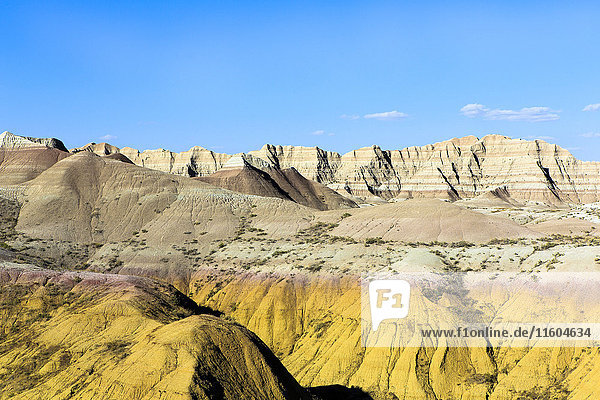 Geschichtete Felsformationen unter blauem Himmel  Badlands National Park  South Dakota  Vereinigte Staaten
