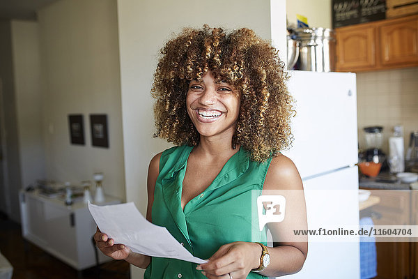 Lächelnde Schwarze Frau mit Papierkram