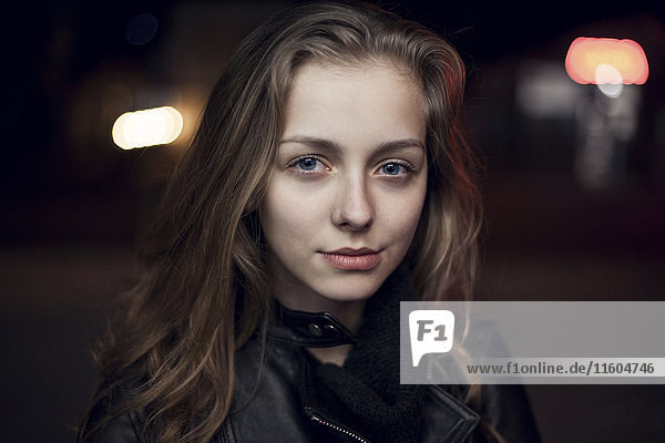 Porträt eines ernsten kaukasischen Mädchens im Teenageralter