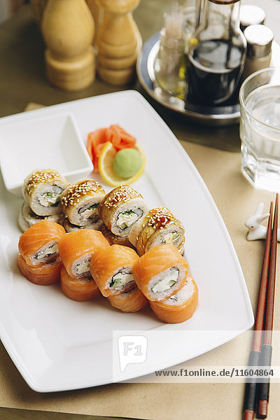Sushi auf Teller mit Stäbchen