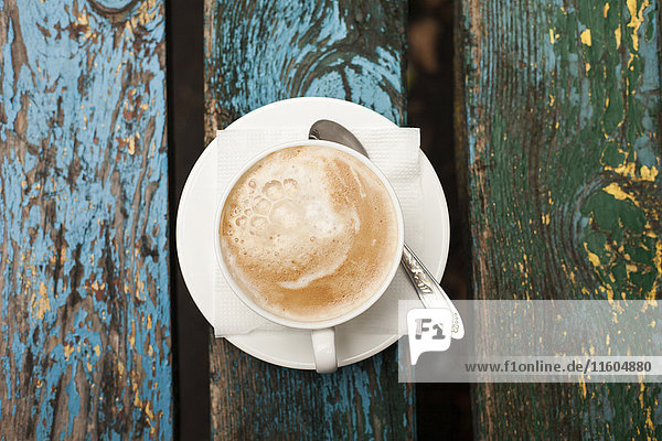 Tasse Kaffee mit Schaum auf Holztisch