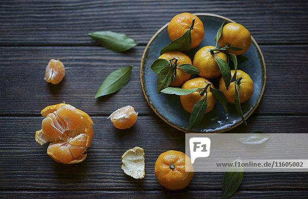 Orangen auf Holztisch