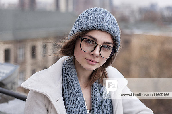 Kaukasische Frau mit Brille  Schal und Hut