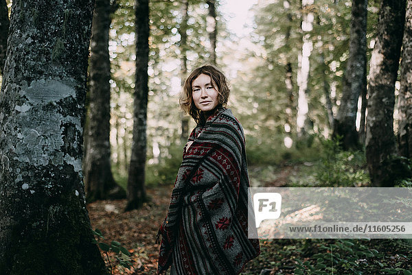 Kaukasische Frau mit Kopftuch im Wald