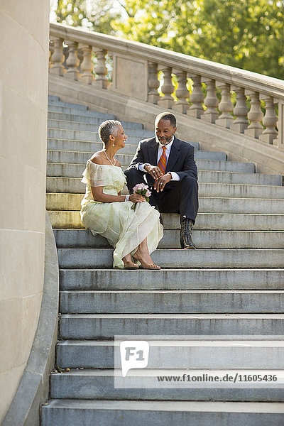 Schwarzes Paar sitzt auf Steintreppe