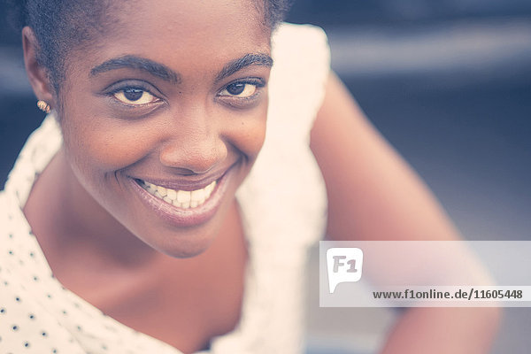 Porträt einer lächelnden afroamerikanischen Frau
