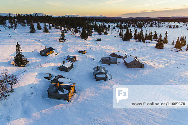 Holzhütten in Winterlandschaft