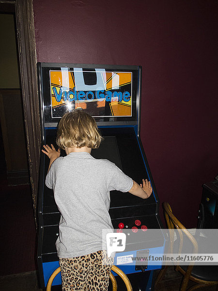 Rückansicht des Jungen beim Videospiel zu Hause