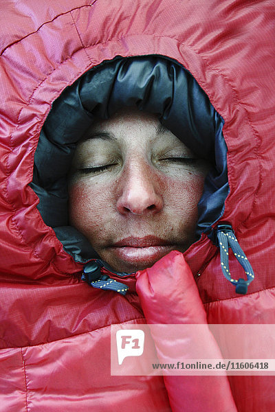 Frau in rotem Schlafsack