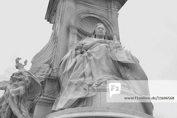 Tiefblick auf das Victoria Memorial bei klarem Himmel  London  England  UK