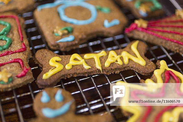 Nahaufnahme von Lebkuchenkeksen auf Metallrost