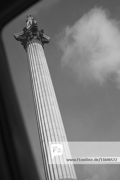 Blick durch das Fahrzeugfenster der Nelson's Column gegen den Himmel  London  England  UK