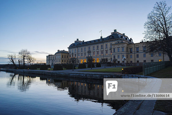 Schloss Drottningholm in der Abenddämmerung  Schweden
