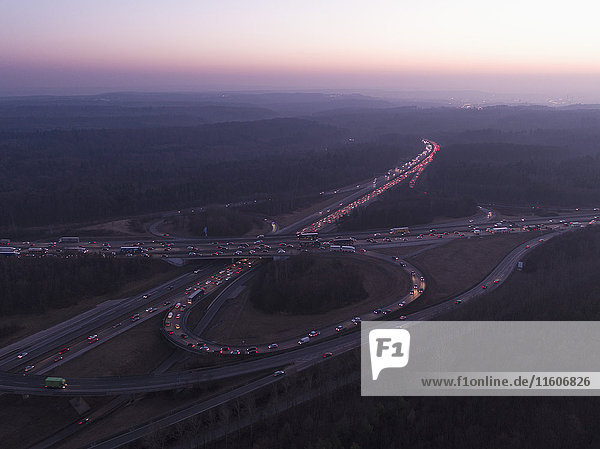 Luftaufnahme der sich kreuzenden Autobahnen inmitten der Landschaft bei Sonnenuntergang,  Stuttgart,  Deutschland