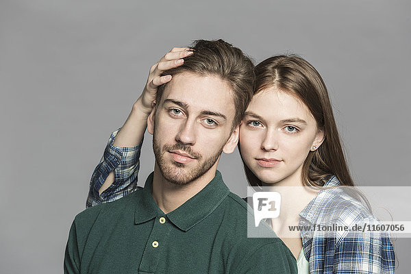 Porträt eines jungen Paares vor grauem Hintergrund
