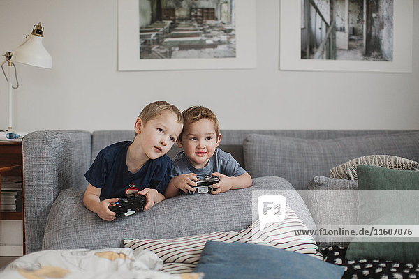 Jungen spielen zusammen Videospiele