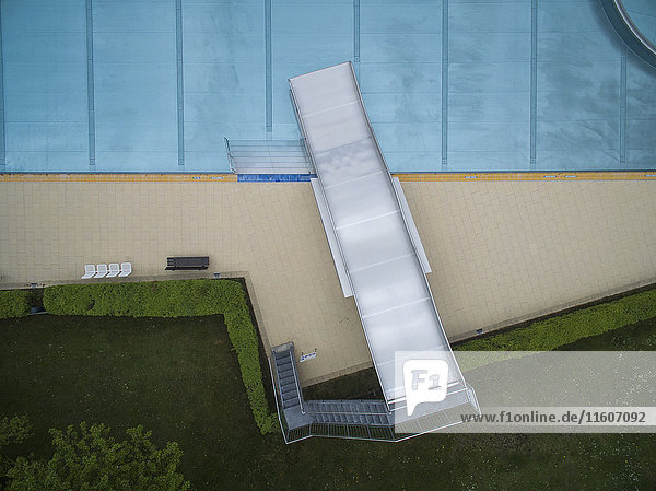 Direkt über Blick auf die Metallrutsche bei Pool  Sindelfingen  Baden-Württemberg  Deutschland