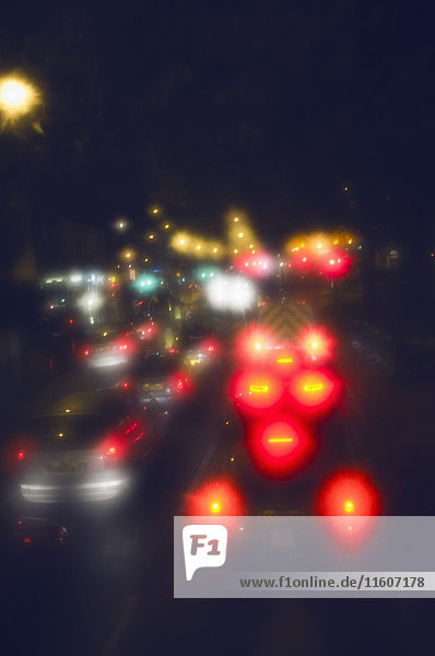 Defokussiertes Bild von Autos auf der Stadtstraße bei Nacht