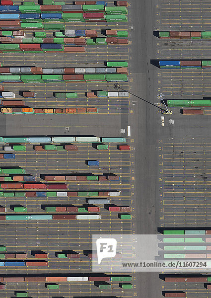 Luftaufnahme von mehrfarbigen Frachtcontainern am Handelshafen