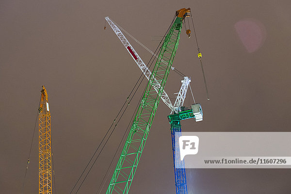Niederwinkelansicht von Baukränen gegen den Himmel