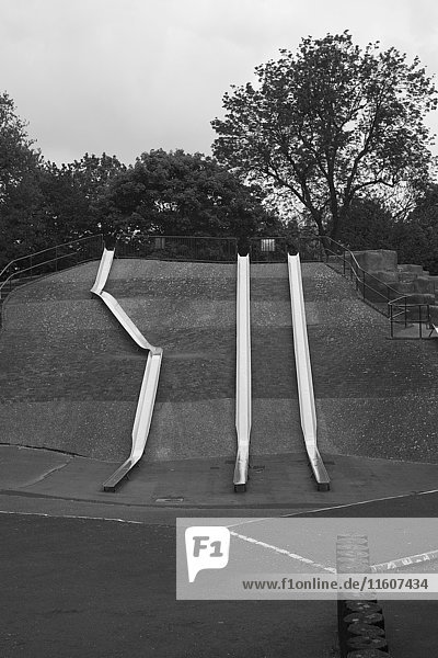 Lange Metallrutschen im Park