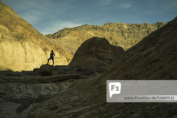 Silhouette der Frau in felsiger Landschaft  Death Valley  Nevada  USA