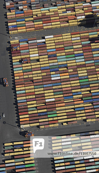 Luftaufnahme der Frachtcontainer am Handelshafen