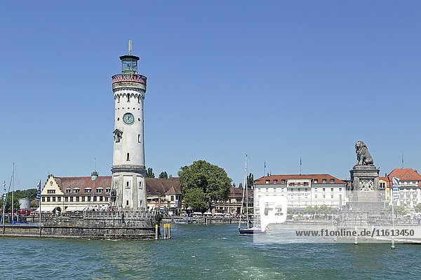 Hafeneinfahrt mit Leuchtturm  Lindau  Bodensee  Bayern  Deutschland  Europa