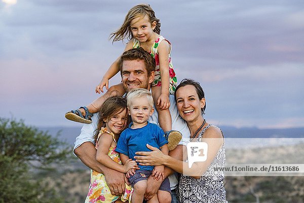 Junge Familie mit drei kleinen Kindern  Windhoek  Khomas  Namibia  Afrika