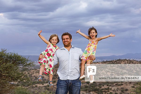 Vater hält seine beiden Töchter in den Armen  Windhoek  Khomas  Namibia  Afrika