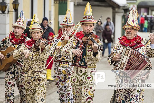 Ausseer Flinserl  Menschen in Trachten  Flinserlmusikanten  Musikanten  Instrumente  Bad Aussee  Steiermark  Österreich  Europa