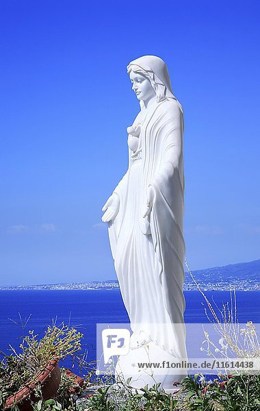 Statue der Jungfrau Maria über dem Meer  Kirche Santissima Annunziata  Vico Equense  Halbinsel von Sorrent  Kampanien  Italien  Europa