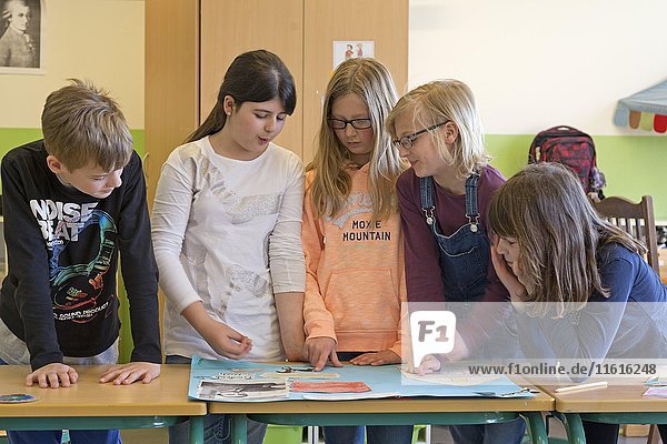 Schüler im Gruppenunterricht  Grundschule  Niedersachsen  Deutschland  Europa