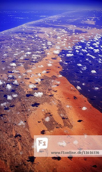 Kleine Wolken über Wüstenlandschaft  Somalia  Afrika